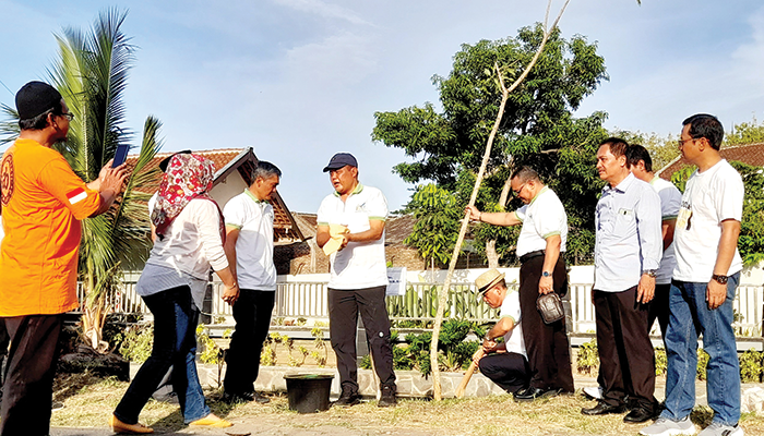 RUDI HARTONO/RADAR SOLO REBOISASI: Program Karanganyar Ijo Royo-Royo diisi dengan penanaman pohon, kemarin. Rawat Program Karanganyar Ijo Royo-Royo KARANGANYAR, Radar Solo &ndash; Mantan Bupati Karanganyar