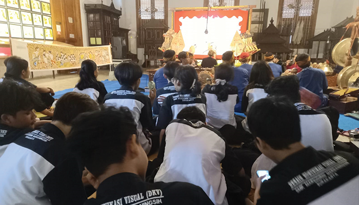 ANTUSIAS: Siswa SMK Marsudirini Marganingsih Solo menonton pementasan wayang climen di Museum Radya Pustaka Solo (13/12).