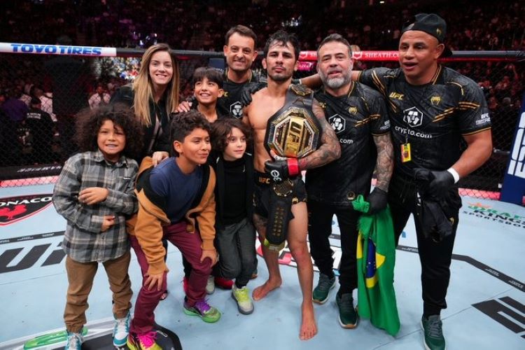 Alexandre Pantoja sukses mempertahankan gelar kelas terbang pada gelaran UFC 296, Minggu (17/12) WIB