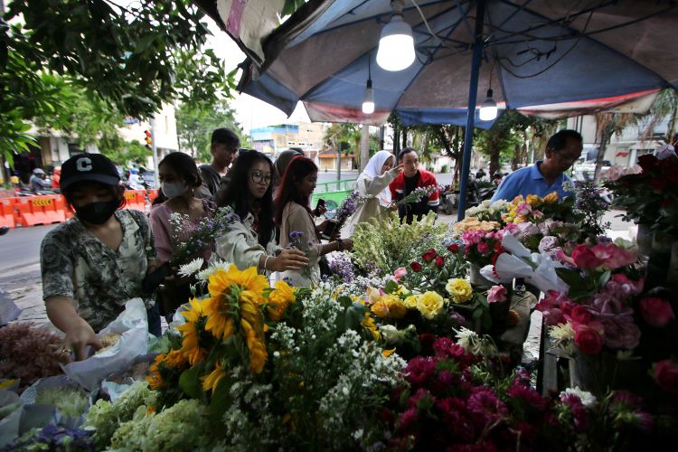 Penjual bunga di Pasar Kembang terlihat sedang melayani banyak pelanggan yang diduga mengikuti tren Sarkem Date