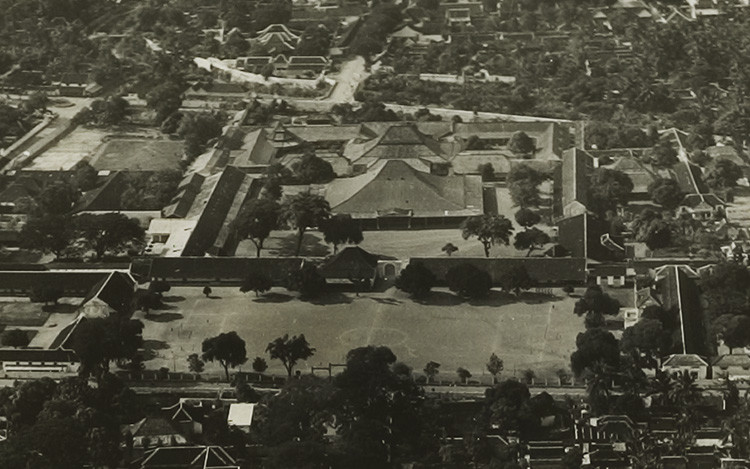Suasana lapangan sepak bola di Pura Mangkunegaran sekira 1930an.