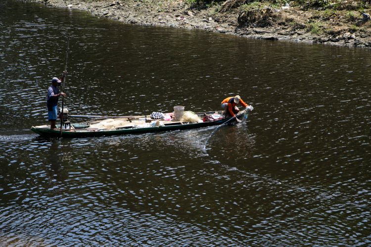 Air Bengawan Solo di Jurug kemarin (17/12) tampak menghitam diduga karena tercemar limbah pabrik yang dibuang ke sungai.