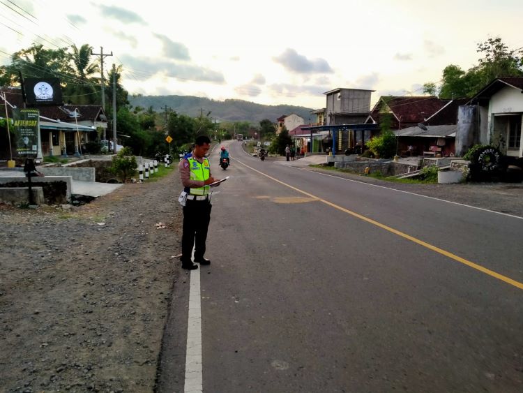 Polisi melakukan olah TKP di Jalan Raya Giriwoyo-Giritontro tepatnya di Lingkungan Kamalan RT 03 RW 03 Kelurahan/Kecamatan Giriwoyo Minggu (17/12).