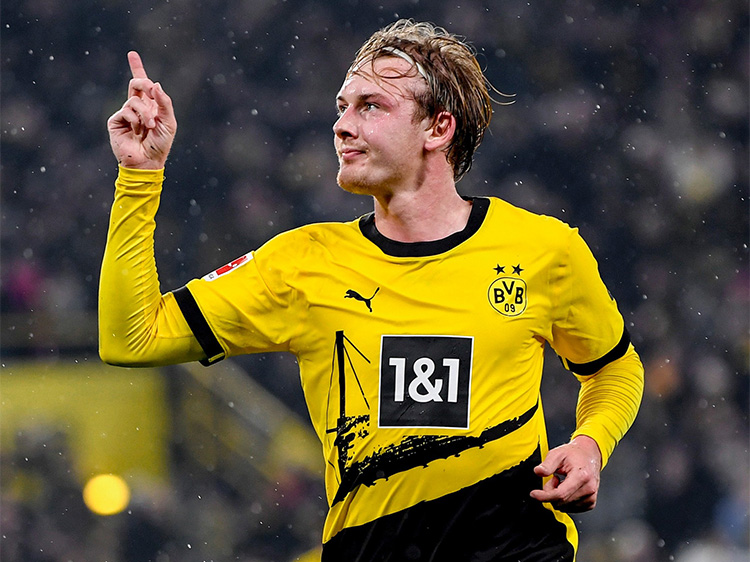 Julian Brandt saat mencetak gol untuk Borussia Dortmund ke gawang Mainz pada Rabu (20/12) dini hari WIB