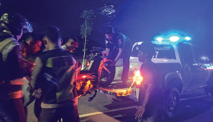 Foto: Polisi mengevakuasi kendaraan korban kecelakaan di Jalan raya Wonogiri-Solo tepatnya di sebelah selatan Polsek Selogiri Selasa (19/12) malam.