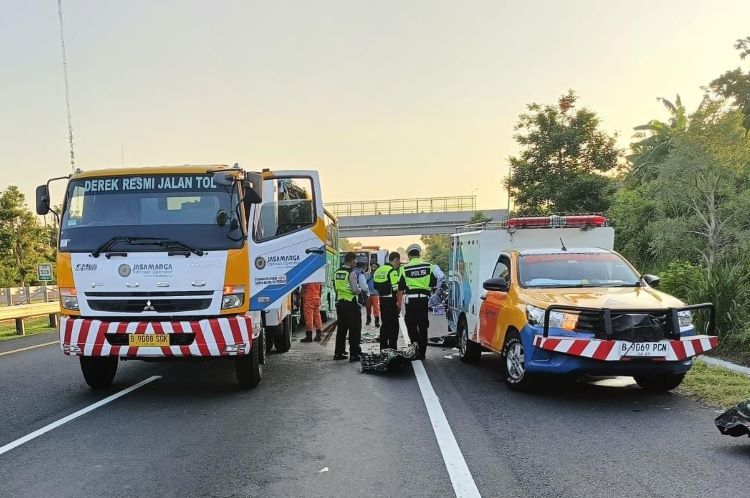 Kepolisian dan pihak terkait tengah mengevakuasi bus pariwisata yang mengalami kecelakaan do tol Sragen-Solo, Kamis (21/12). (RUDI HARTONO/RADAR SOLO)