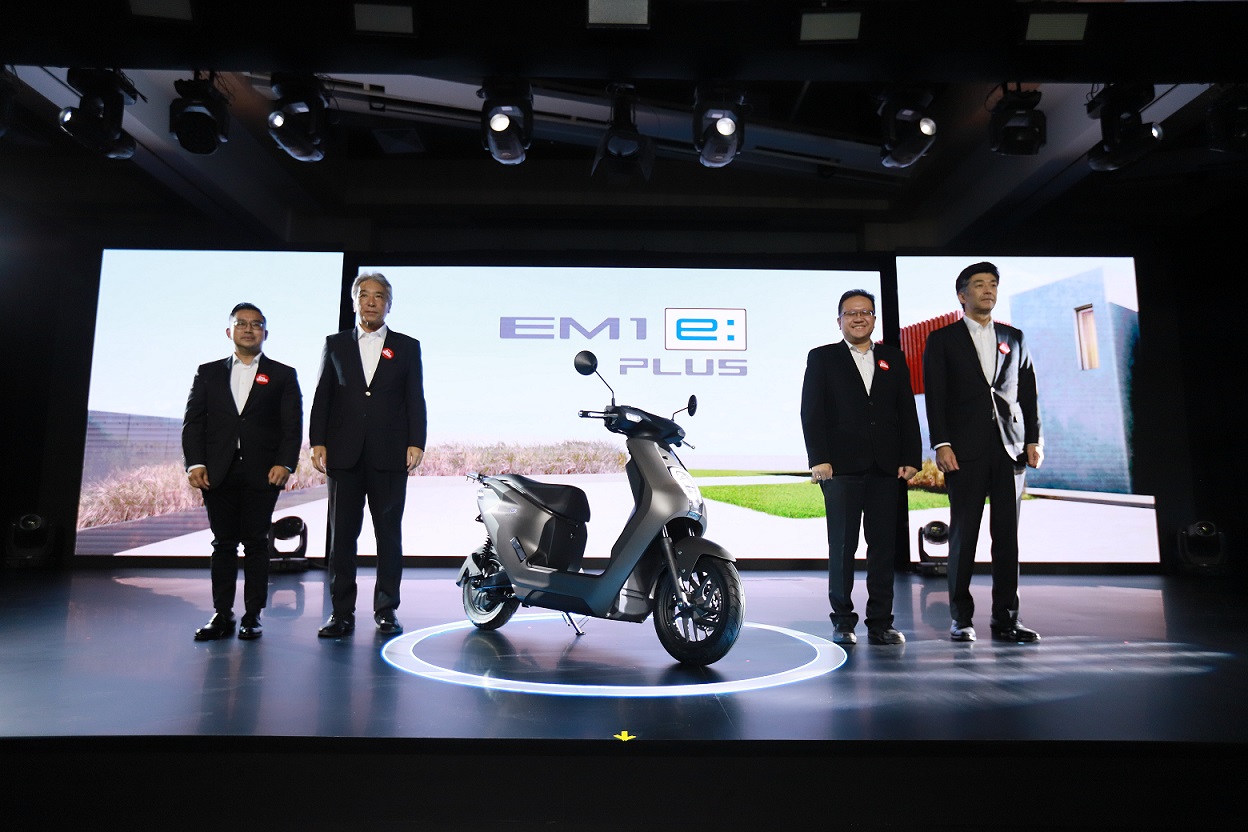 Jajaran board of director PT Astra Honda Motor berfoto bersama pada peluncuran Honda EM1 e: dan EM1 e: PLUS.