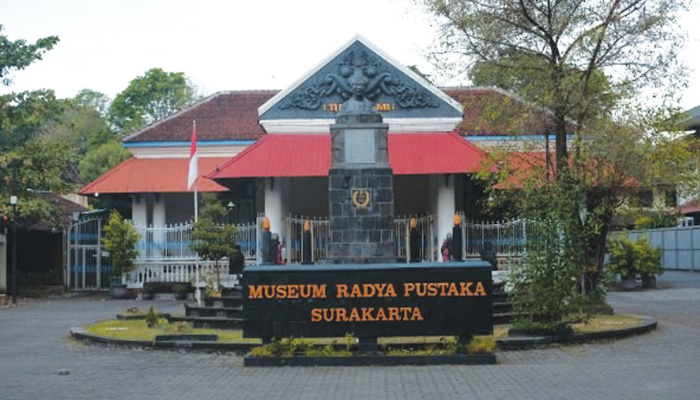 Tampak depan dari Museum Radya Pustaka