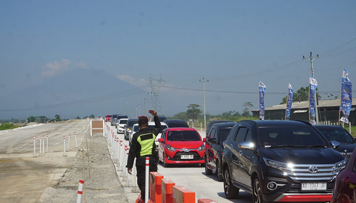 Kepadatan arus kendaraan yang keluar dari exit tol Karanganom di Desa Kuncen, Kecamatan Ceper, Klaten, Sabtu (23/12)