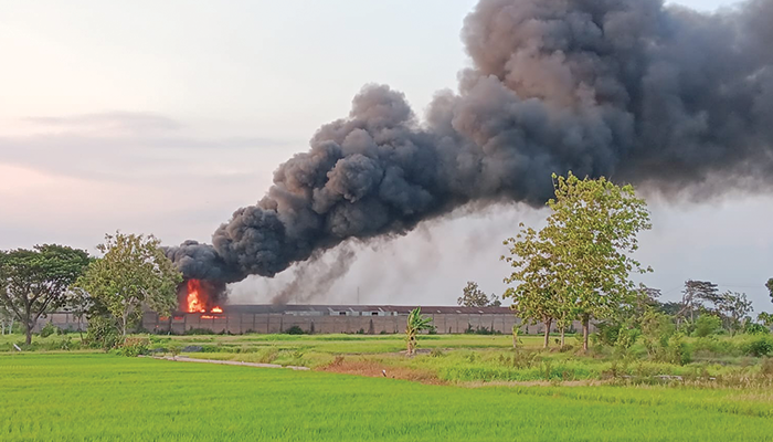 Gudang Minyak Goreng Bekas di Desa Tlobong, Kecamatan Delanggu yang dilalap api, Jumat (22/12)