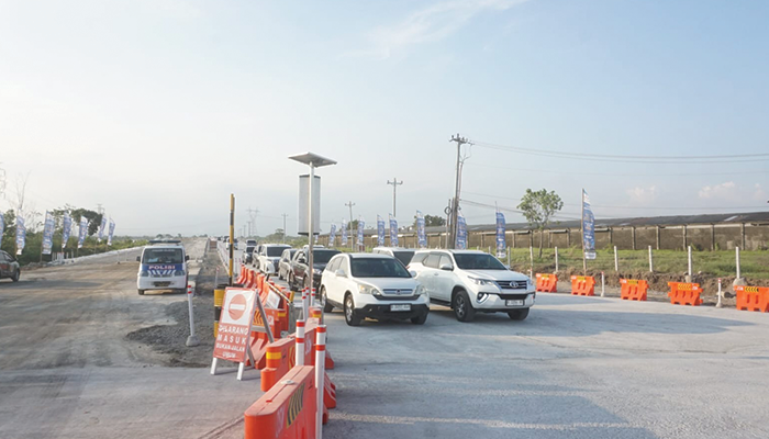 Sejumlah kendaraan yang keluar dari exit tol Karanganom di Desa Kuncen, Kecamatan Ceper, Klaten, Jumat (22/12)