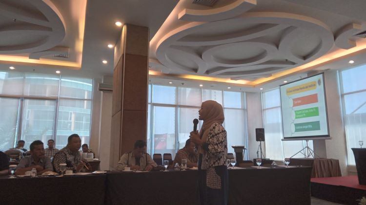 Narasumber Erwina dari Mafindo berikan paparan terkait upaya cek fakta untuk mengetahui kebenaran informasi