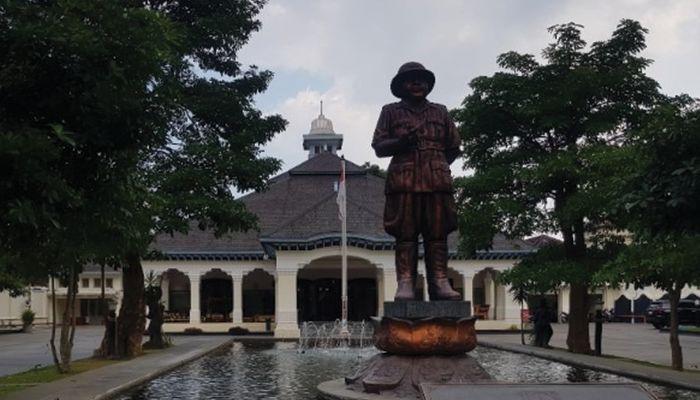 Loji Gandrung dan Patung Jenderal Gatot Subroto