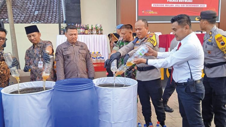 HASIL OPERASI: Pemusnahan minuman keras di Polres Boyolali, Jumat (22/12).