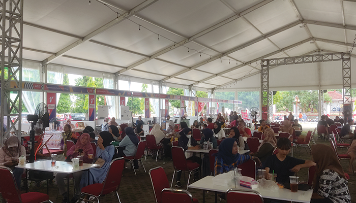 MERIAH: Suasana pengunjung di expo kreatif dan kuliner di Alun-alun Giri Krida Bakti Wonogiri Senin (25/12).