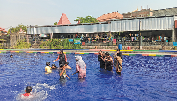 SEGAR: Pengunjung menikmati kesegaran kolam Umbul Pelem di Desa Wunut, Kecamatan Tulung. Wisata air masih jadi primadona selama libur Nataru.