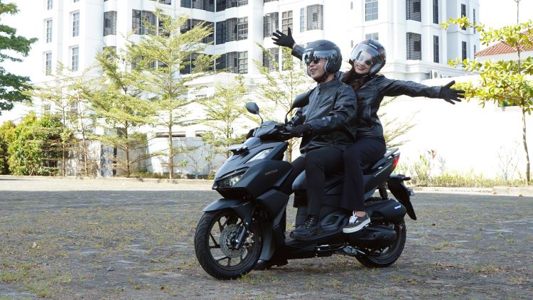 Bikers tengah menjalani sebuah perjalanan bersama pasangannya.