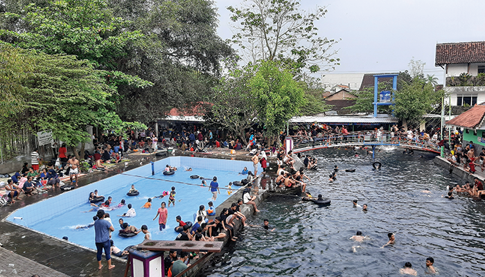 MEMBLUDAK: Wisatawan tengah menikmati Umbul Sungsang, Kecamatan Banyudono pada saat liburan.