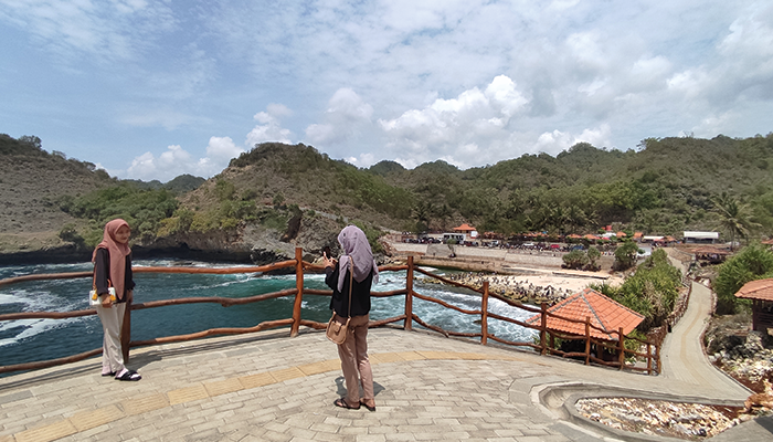 INSTAGRAMABLE: Pengunjung berswafoto di area Pantai Klothok, kemarin (26/12).