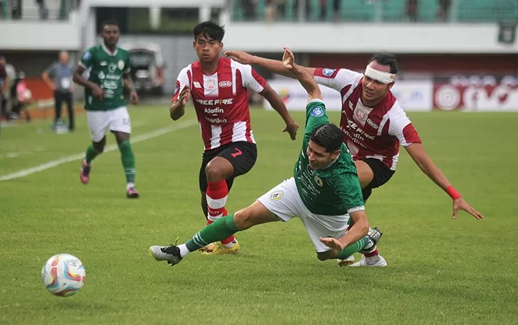 SPARTAN: Bek Persis Solo Rian Miziar (kanan) menjegal pemain asing PSS Sleman di Stadion Maguwoharjo Sleman, 7 Juli. (GUNTUR AGA/RADAR JOGJA)