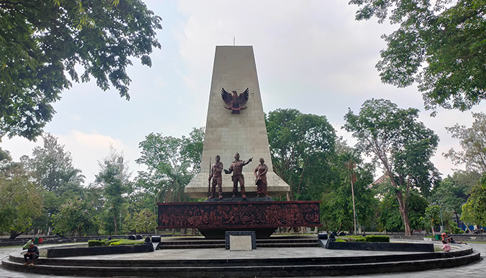 Sisi depan dari monumen 45 Banjarsari