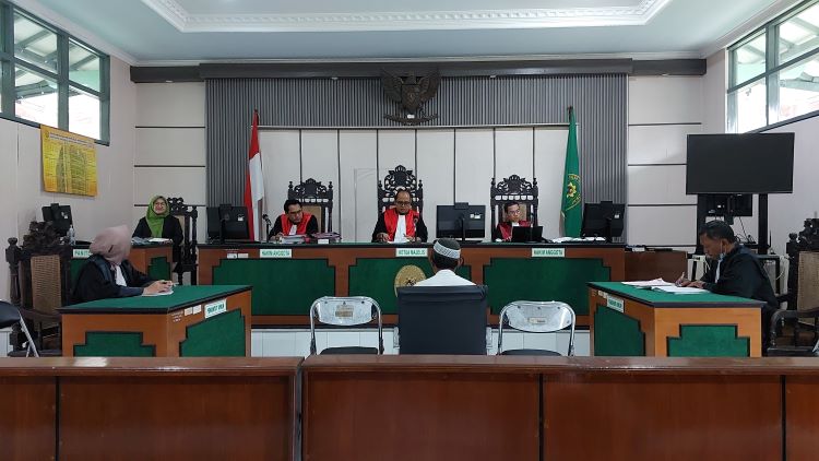 DENGARKAN KETERANGAN: Sidang putusan lakalantas tol dengan terdakwa M. Junaedi di Pengadilan Negeri (PN) Boyolali, Kamis (28/12).