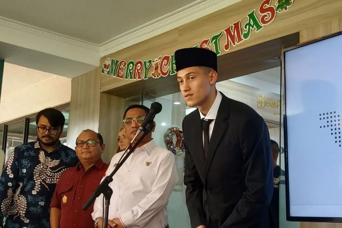 Anggota Komite Eksekutif (Exco) Persatuan Sepak Bola Seluruh Indonesia (PSSI) Endri Erawan (kedua dari kanan) Jay Noah Idzes (ujung kanan) (ANTARA/Agatha Olivia Victoria)