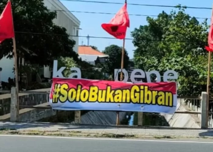 Spanduk #SoloBukanGibran terpasang di Jembatan Kali Pepe, Jalan Setiabudi Solo. (ANTONIUS C/RADAR SOLO)