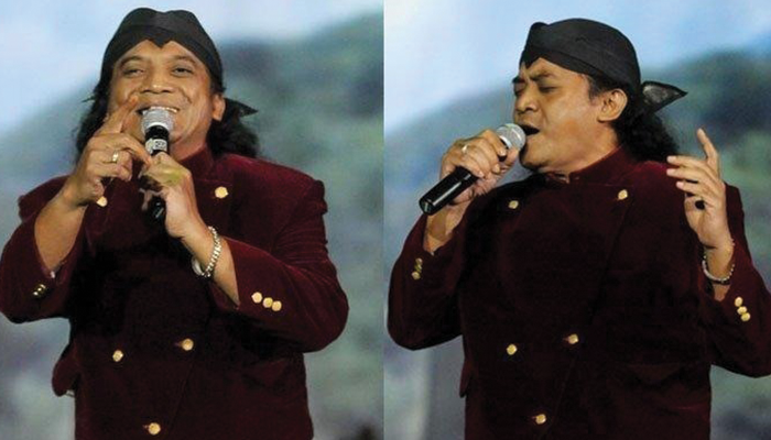 Didi Kempot menggunakan beskap saat manggung