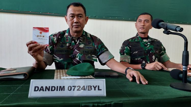 Dandim Boyolali, Letkol Inf Wiweko Wulang Wiwoho dalam konferensi pers dan didampingi Danyonif 408 Suhbastra, Letkol Inf Slamet Hardianto di Makodim 0724 Boyolali, Minggu (31/12).