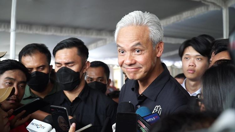Capres Ganjar Pranowo saat menyapa simpatisan di Lapangan Bangsalan, Kecamatan Teras, Boyolali, Sabtu (30/12). (RAGIL L/RADAR SOLO)