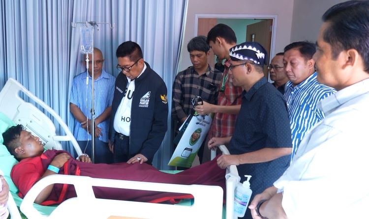 Wakil Deputi Hukum TPN Ganjar-Mahfud, Henry Yosodiningrat jenguk korban penganiayaan oknum TNI di RS Pandan Arang, Boyolali, Senin (1/1/2024). (RAGIL LISTIYO/RADAR SOLO)