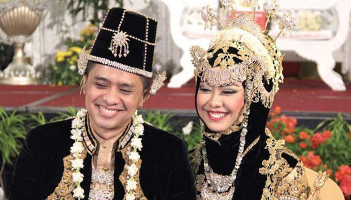 Pemakaian kuluk kanigaran pada pengantin laki-laki