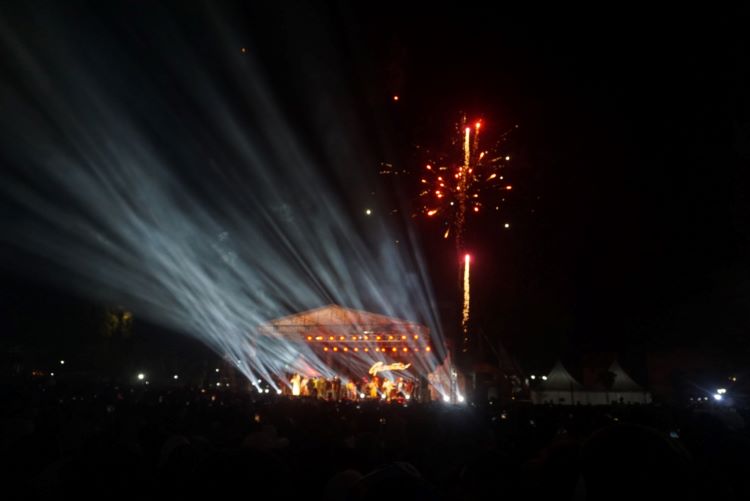 Pesta kembang api mewarnai acara pentas akhir tahun di Alun-alun Klaten (ANGGA PURENDA/RADAR SOLO)