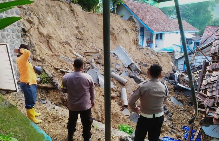 Talut longsor dan timpa dua bangunan ruang kelas di SMPN 1 Jenawi, Selasa (2/1/2024). (RUDI HARTONO/RADAR SOLO)