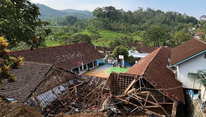 Talut Setinggi 10 Meter Longsor Timpa Dua Bangunan di Karanganyar