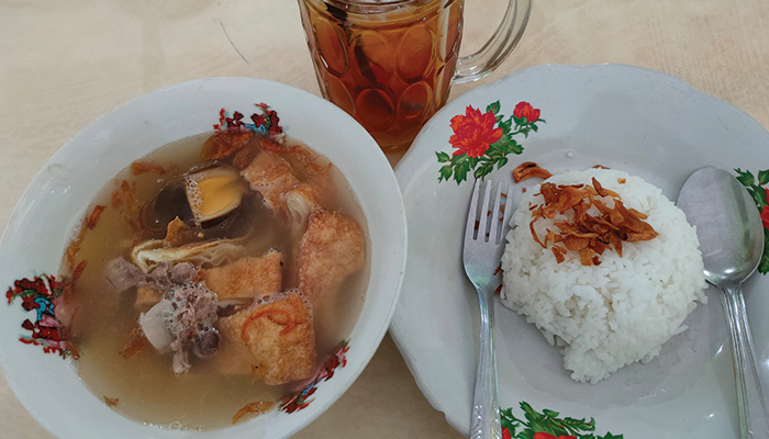 Timlo yang disajikan dalam 2 wadah, sepiring nasi dan semangkuk sup timlo.