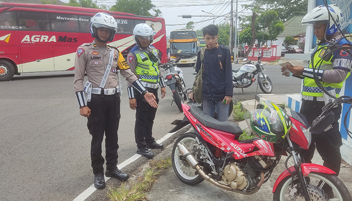 penindakan sepeda motor dengan knalpot brong di sekitar simpang empat Ponten Kecamatan Wonogiri Kota Rabu (3/1)