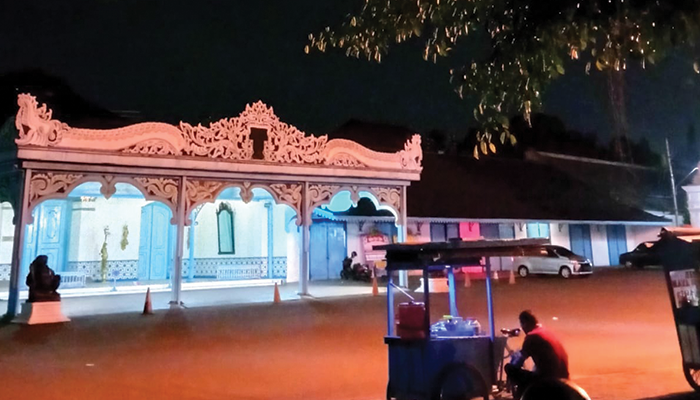 Penampakan Keraton Saat Malam Hari