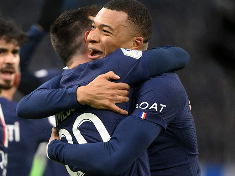 Kylian Mbappe (kanan) memeluk Lionel Messi, (kiri) saat keduanya sama-sama membela Paris Saint -Germain (PSG)