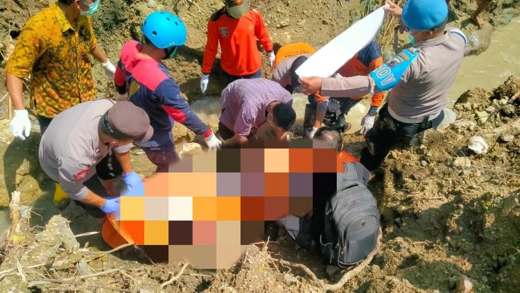 Evakuasi jenazah Mbah Mijem, korban longsor di Desa Ngroto Kecamatan Kismantoro Jumat (5/1). (BPBD Wonogiri for Radar Solo)