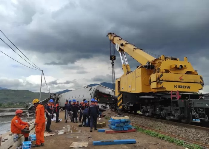 Proses evakuasi rangkaian kereta yang masih berada di lokasi kecelakaan KA Turangga dengan Commuterline Bandung Raya. (Kemenhub)