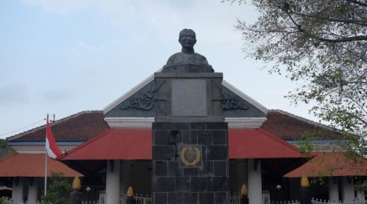 Patung Raden Ngabehi Ronggowarsito di Museum Ronggowarsito (Dok Surakarta.go.id)