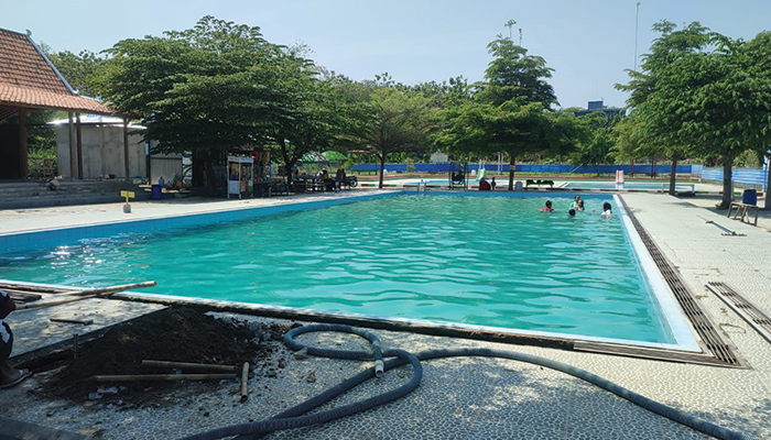 PRIMADONA: Pengunjung dari kalangan keluarga bermain air di kolam renang di Desa Dukuh, Kecamatan Tangen, Sragen, belum lama ini. Foto bawah, kolam renang dilengkapi kios kuliner.