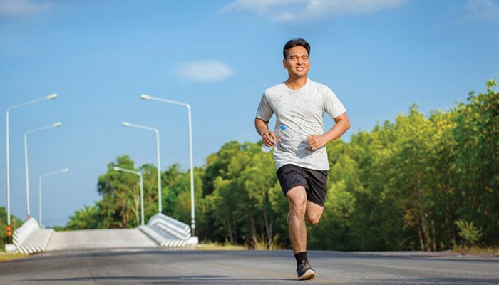 Seorang pria yang sedang melakukan olahraga