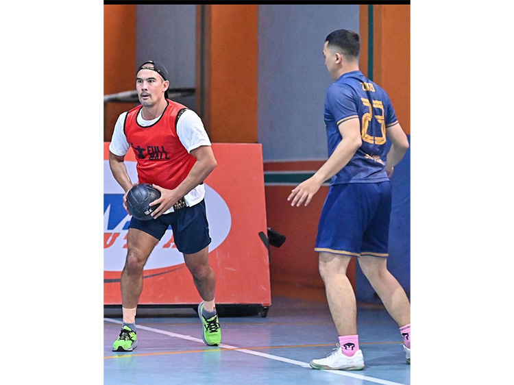 2 tim sedang memainkan olahraga fullball (dok. instagram @officialfullball)