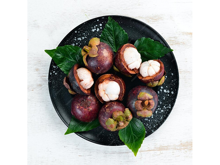 Buah manggis yang disajikan di piring (dok. Freepik.com)