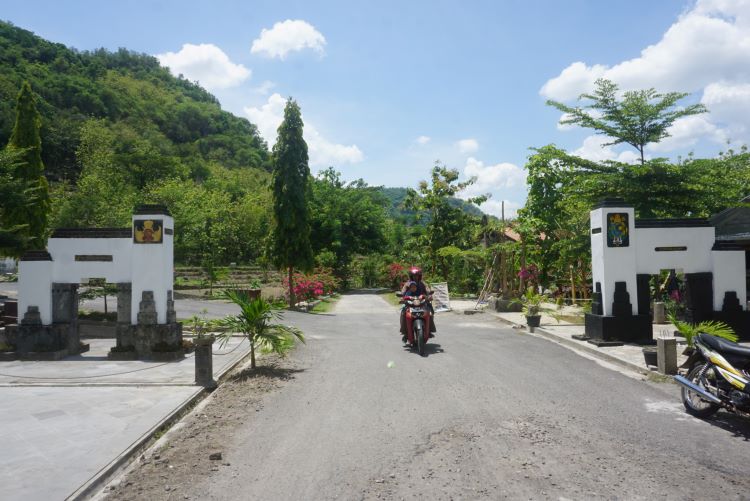 DUA KERATON: Tugu tapal batas wilayah Keraton Kasunan Surakarta Hadiningrat dan Kasultanan Yogyakarta di antara Kabupaten Klaten dengan Gunungkidul (ANGGA PURENDA/RADAR SOLO)