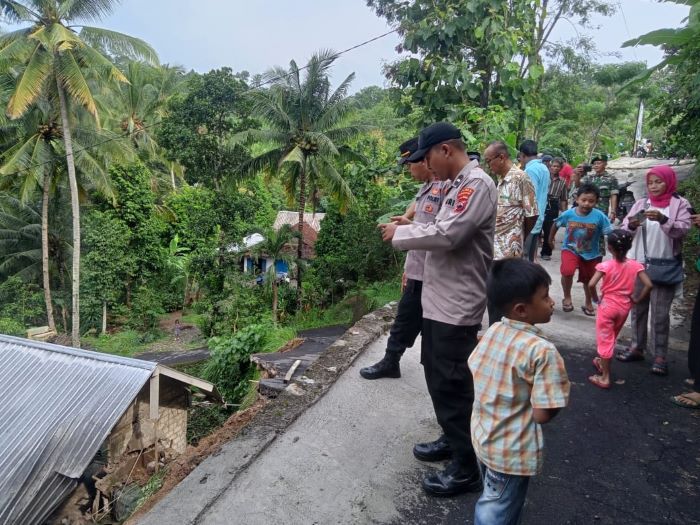 RAWAN: Kondisi talut jalan di Desa Tungggulrejo, Kecamatan Jumantono yang longsor, Sabtu (6/1). (RUDI HARTONO/RADAR SOLO)