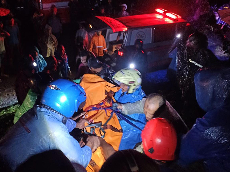 Personel BPBD Boyolali mengevakuasi Joko Sulisno yang tenggelam di Embung Watu Gajah, Kecamatan Cepogo, Kabupaten Boyolali, Senin (8/1/2024). (RAGIL LISTIYO/RADAR SOLO)